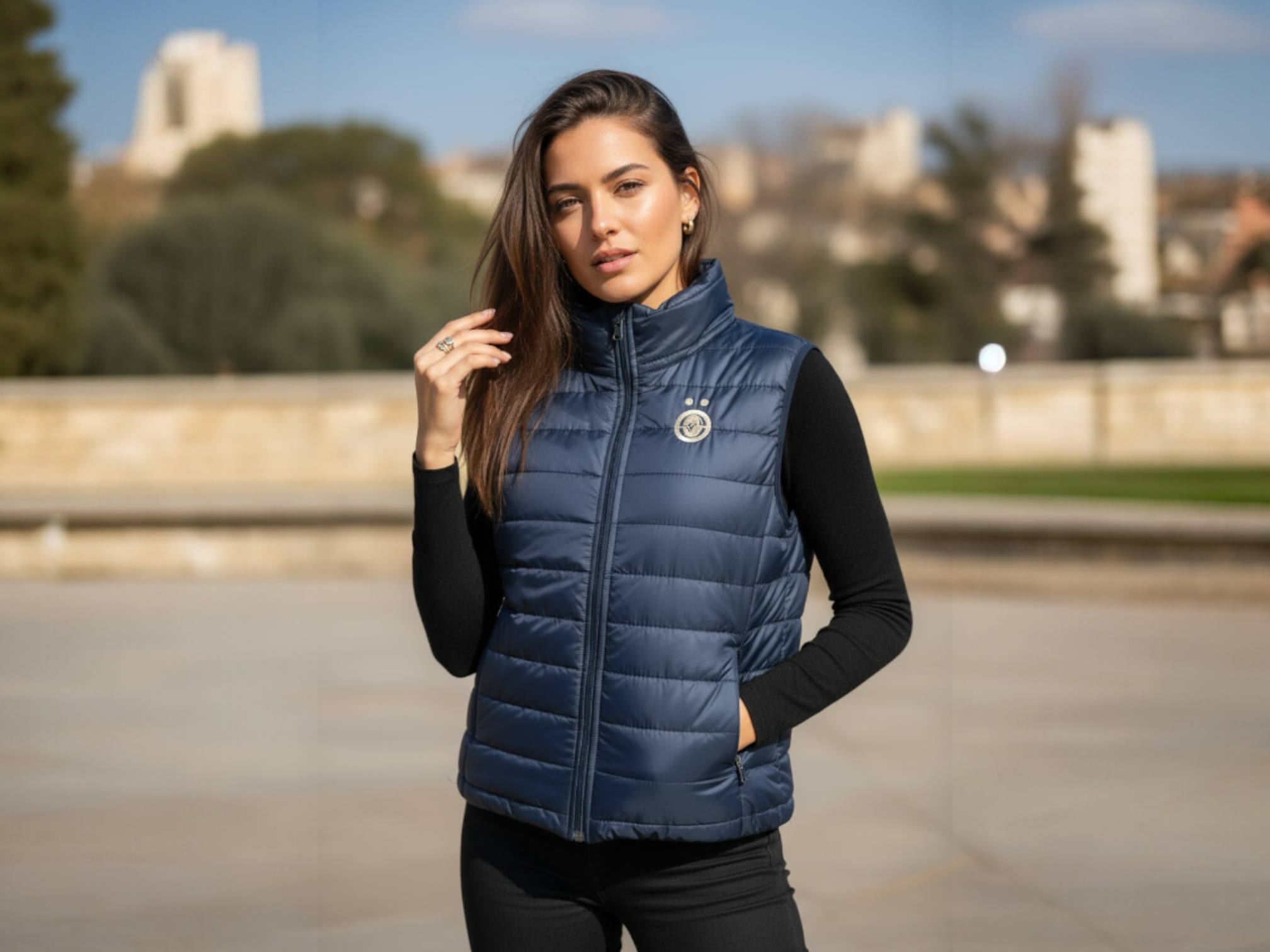 Gilet matelassé sans manches bleu marine porté par une femme élégante